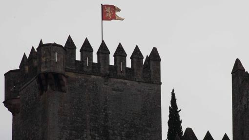 La bandera de los Lannister en el Castillo de Almodóvar, en el rodaje de Juego de Tronos