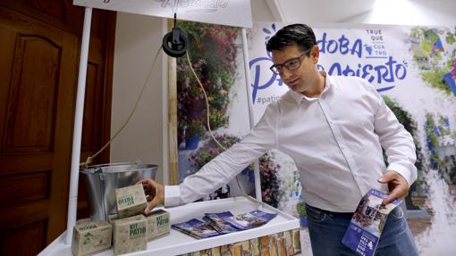 El edil de Turismo, Pedro García (IU), en la presentación de una acción promocional