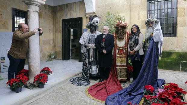 La concejala Carmen González (PSOE), junto a los Reyes Magos en Orive