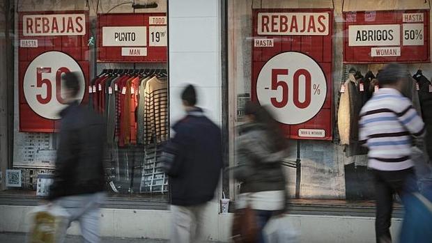 Rebajas en un comercio sevillano