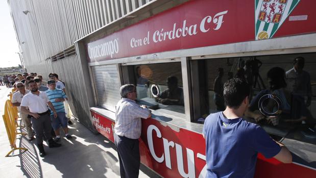 Aficionados del Córdoba CF adquieren localidades en las taquillas del estadio