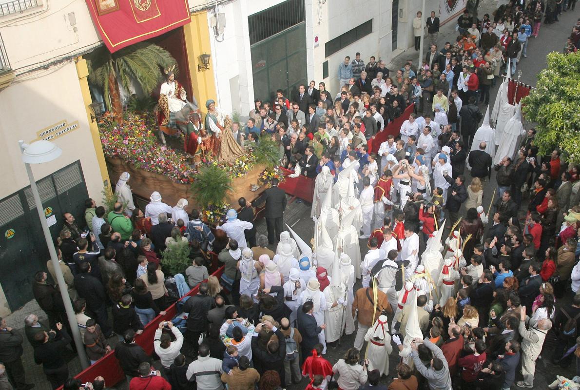 La Borriquita saliendo desde su casa de hermandad