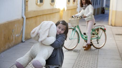 Dos niñas juegan en la calle con sus regalos