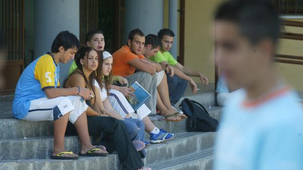 Alumnos en la puerta de un instituto