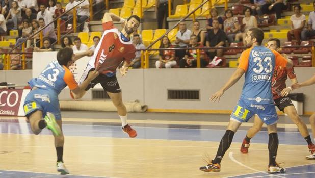 El Cajasur Córdoba y el Zumosol ARS Palma del Río, en un partido de balonmano