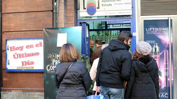 Clientes comprando en un despacho de Lotería de la capital cordobesa