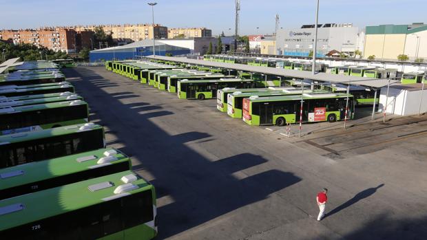 Autobuses parados en las cocheras de Aucorsa