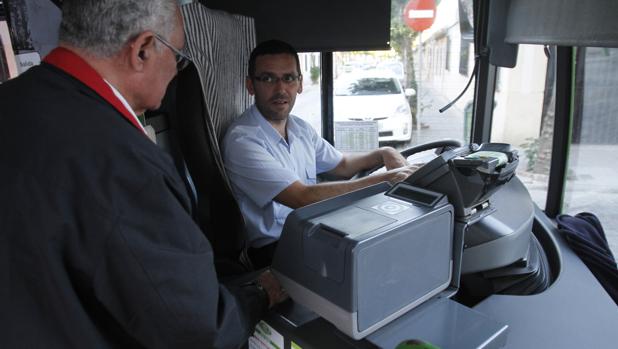 Un pasajero se sube a un autobús de Aucorsa