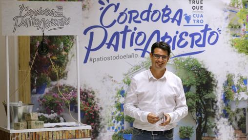 El edil de Turismo, Pedro García (IU), presenta una campaña de promoción de los Patios