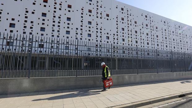 Un trabajador pasa por delante del Centro de Ferias y Convenciones