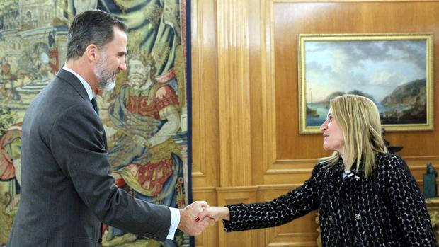 El Rey con la alcaldesa de Cáceres y presidente del Grupo de Ciudades Patrimonio