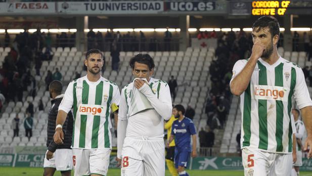 Caras de desolación de varios jugadores del Córdoba CF