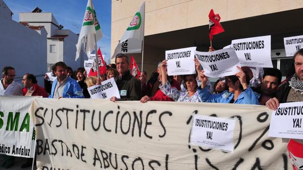 Una protesta de trabajadores sanitarios a las puertas del hospital pozoalbense