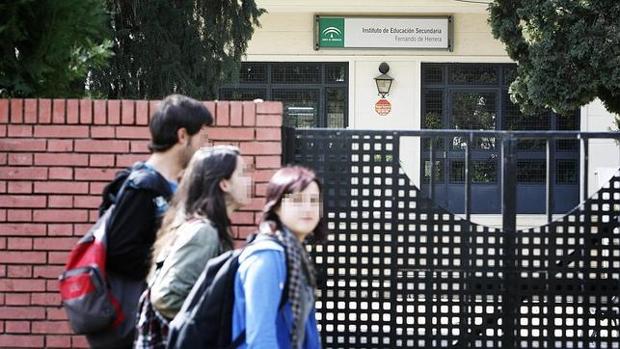 Uno jóvenes pasan ante el instituto Fernando de Herrera