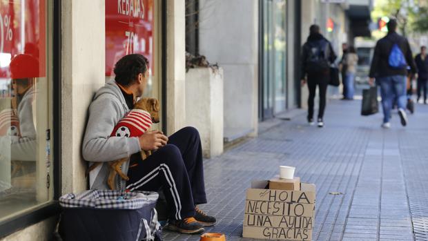 Un transeúnte, en Ronda de los Tejares