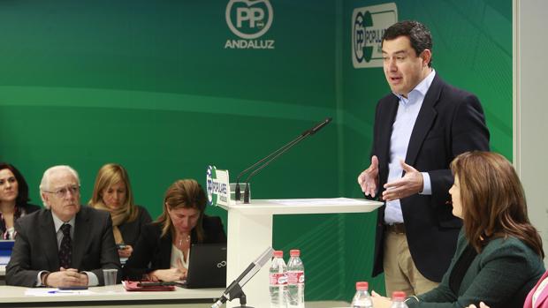 Juanma Moreno, durante la clausura de las jornadas del grupo popular en el Parlamento andaluz