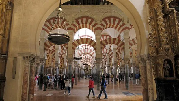 Turistas en el interior de la Mezquita-Catedral de Córdoba
