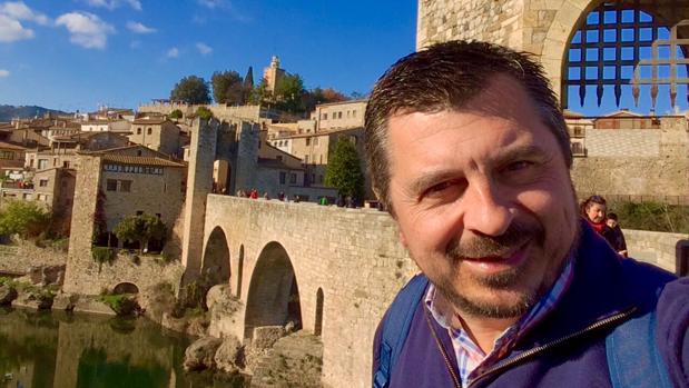 Toni Martín en una foto durante su visita a Besalú, una de las principales ciudades turísticas de Girona