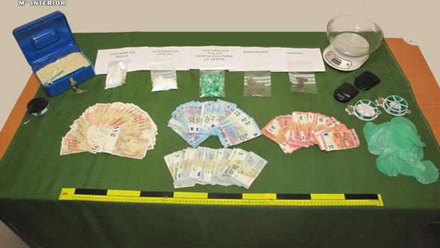 Billetes y drogas incautadas en el registro del local
