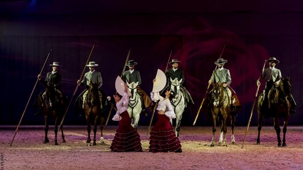 Jinetes y bailaoras en el espectáculo de Córdoba Ecuestre exhibido en Avignon