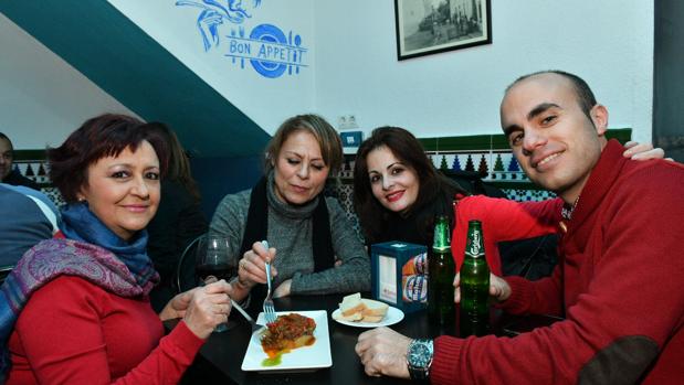 Clientes degustando una tapa de carne de cerdo ibérico en un restaurante de Villanueva de Córdoba