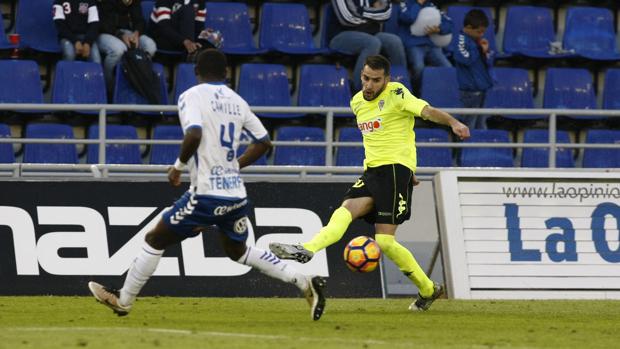 Antoñito realiza un centrao en un momento del CD Tenerife-Córdoba CF