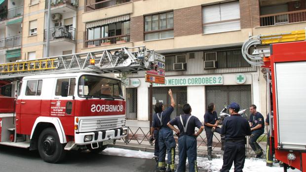 Actuación de los bomberos en la avenida del Aeropuerto en una imagen de archivo