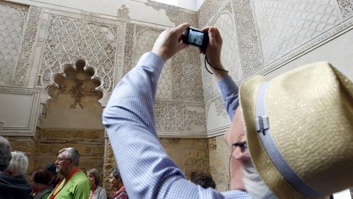 Un hombre fotografía la sinagoga de Córdoba