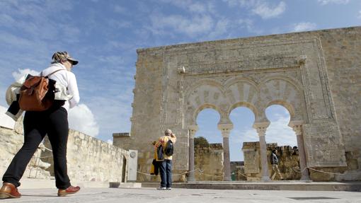 Dos turistas visitan el yacimiento arqueológico de Medina Azahara