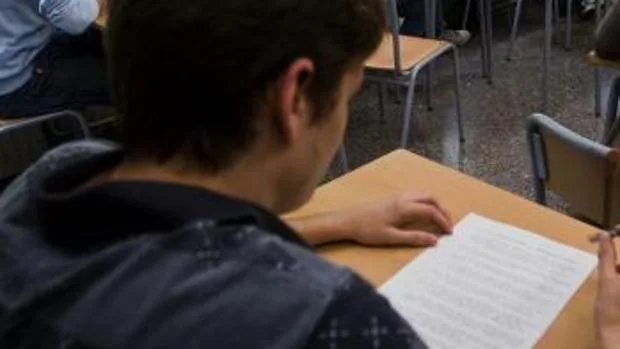 Un alumno durante un examen