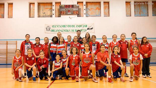 Uno de los equipos femeninos del CB Maristas en Andújar