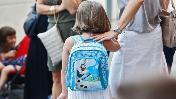 Una niña acude a la escuela en un colegio de la provincia