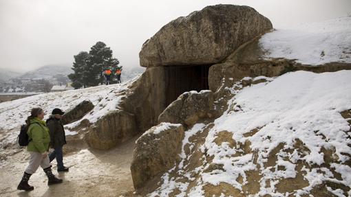 Dolmen de Menga con las últimas nevadas