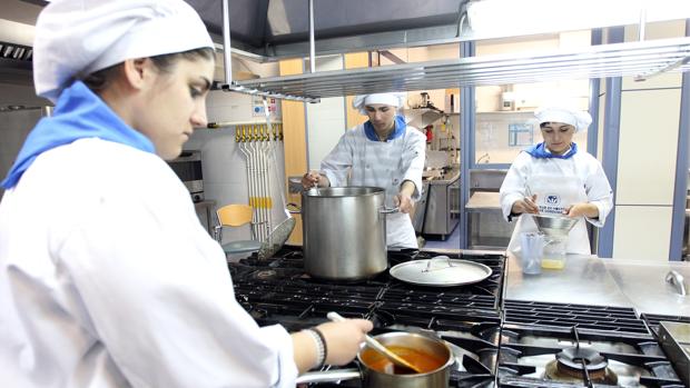 Alumnos de la Escuela de Hostelería trabajando en las cocinas