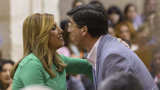 Susana Díaz y Juan Marín se saludan en un pleno del Parlamento