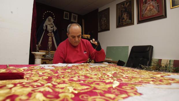 Pérez Artés en su taller con la túnica de la Sentencia