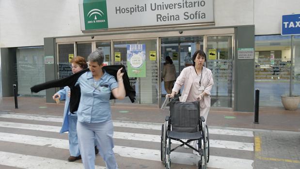 Profesionales sanitarios en el Hospital Reina Sofía