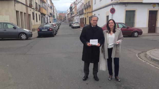 La concejala popular Carmen Sousa junto al viceportavoz del PP Salvador Fuentes