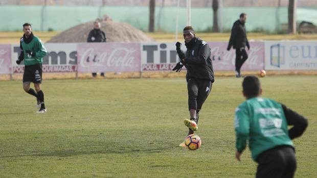 Jonathan Bijimine da un pase en un entreno