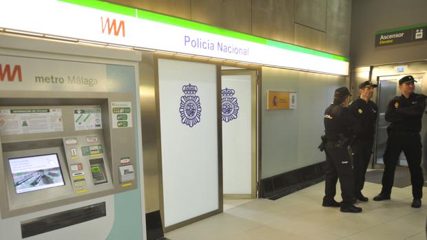 Entrada de la nueva comiaría que la Policía Nacional ha dispuesto en la estación de metro del Perchel