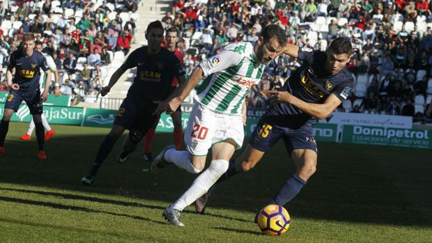 El Córdoba CF empata contra el UCAM Murcia y se condena a la zona baja