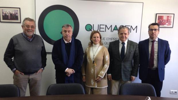 Empresarios de Quemasen con los concejales populares tras la reunión