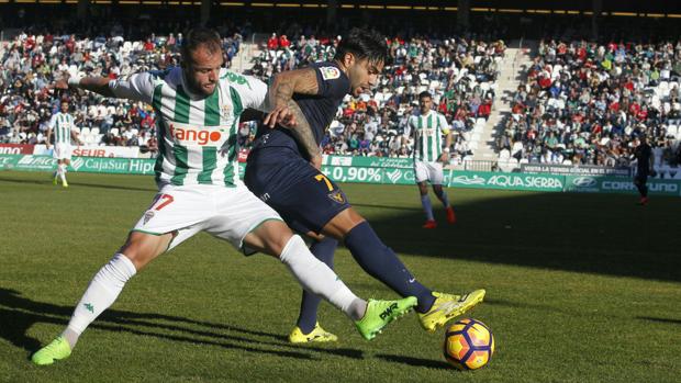 Edu Ramos corta un balón a Jona en el Córdoba CF-UCAM en El Arcángel