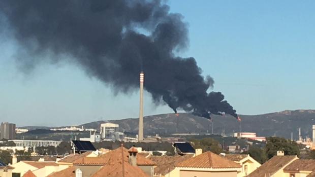Un corte de luz provoca llamaradas altas en la refinería de Cepsa en Algeciras