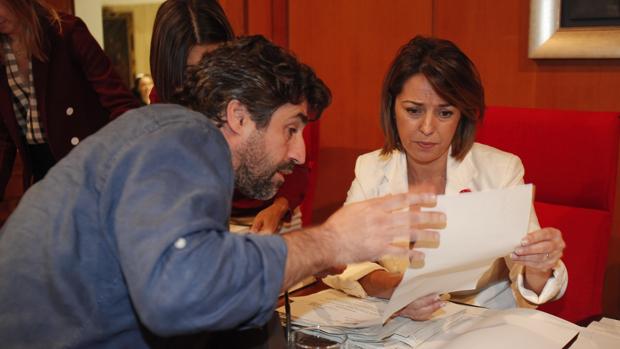 Rafael del Castillo muestra un documento a la alcaldesa, Isabel Ambrosio