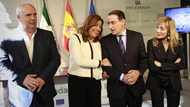 La presidenta de la Junta, Susana Díaz, junto a representantes sindicales y de la patronal andaluza