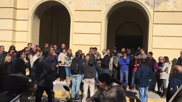 Concentración el lunes en el Ayuntamiento de Barbate tras conocer la triste noticia