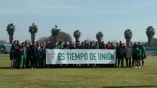 El presidente y los empleados del club reciben a la plantilla con una pancartar