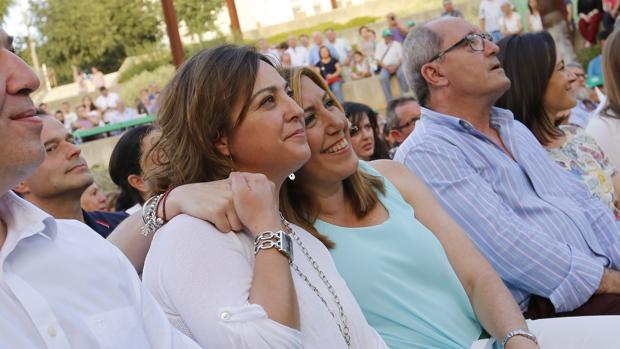 La presidenta de la Junta abraza a la alcaldesa, Isabel Ambrosio, durante un mitin del PSOE