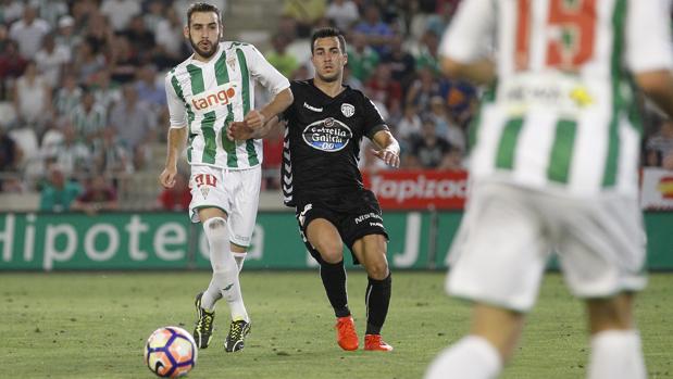 Joselu presiona a Antoñito en el Córdoba CF-Lugo de la primera vuelta